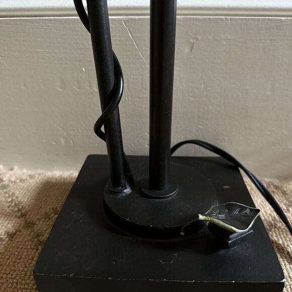 Vintage Quoizel Collectibles scrolling vines w cream glass shades set of 2 - Picture 4 of 16